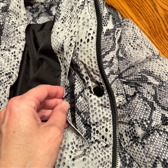Betsey Johnson Gray Snakeskin Print Puffer Jacket Size L - Picture 8 of 11